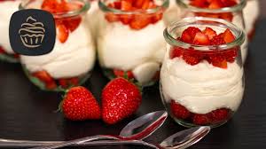 Das dessert im glas ist auch noch leicht bekömmlich und als kühle variante das perfekte dessert an warmen sommertagen! Vanillecreme Mit Erdbeeren Im Glas Leckeres Dessert Youtube