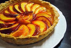 Un dolce fresco e dal sapore leggero e delicato, perfetto per la colazione o per la merenda di tutta la famiglia. Crostata Di Pesche Fresche