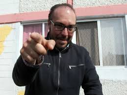 Enquanto isso, em são paulo ( 1978 ) paulo josé dirige, para a companhia de othon bastos , murro em ponta de faca , texto em que boal enfoca a vida dos exilados políticos. La Jornada Seccion Instructora Concluye Caso Mauricio Toledo Propone Desafuero