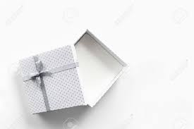 Blanc Boite Cadeau Vide Avec De Petits Cercles Gris Bande De Tissu Avec Une Cravate Gris Isole Vue White Top Banque D Images Et Photos Libres De Droits Image 40179015 Mariage frères a donné au thé ses lettres de noblesse: blanc boite cadeau vide avec de petits cercles gris bande de tissu avec une cravate gris isole vue white top