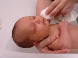 Hi also ich bin ca.3wochen danch wieder baden gegangen habe mir aus der apotheke kamilusan gekauft und das ins wasser gemacht statt schaum hallo, ich wurde bei der geburt auch geschnitten und mein frauenartz hat auch gemeint das ich erst 6 wochen nach der geburt wieder baden darf. Babys Richtig Baden Ab In Die Wanne Das Musst Du Beim Babybad Beachten Bunte De