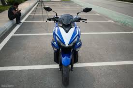 Tidak terlalu berat bagi kaum hawa dan dengan dek rata, cocok untuk bawa barang belanjaan. Compare Honda Air Blade 150 And Yamaha Nvx 155 Yamaha Is 3 Years Ahead Of Honda Electrodealpro