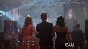 Alors qu'une nouvelle année scolaire débute, le jeune archie andrews et ses amis betty, jughead, et kevin voient leur quotidien bouleversé par la mort mystérieuse de jason blossom. Season 1 Trailer