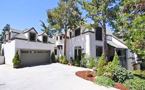 This home tucked into the forest is surrounded by trees on all sides, creating a beautiful scene no matter the season. 10 Unbelievable Luxury Homes Under 1 Million Leverage