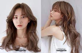 第2頁 還記得上次 的花朵燙 border燙嗎 最近秋冬最紅的燙髮範本就是這款 rain燙 捲度不僅可以依照喜好 自己吹出蓬鬆大捲 或是復古感羊毛捲 泰迪捲等 可塑性相當高 另外長髮 短髮 中長髮也有不同捲度變化 一起了解一下韓國這款大勢捲髮吧