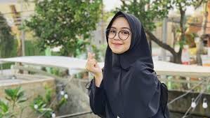 Hubungan harris dan ria ricis nampaknya semakin dekat , terlihat juga ketika keduanya live di instagram harris, sedekat apa. Penampilan Baru Ria Ricis Jadi Sorotan Makin Cantik Dengan Dagu Lebih Lancip