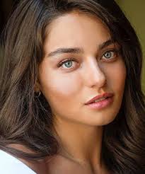 Aslen sinoplu olan başarılı oyuncu 25 ekim 1992 doğumludur. Ayca Aysin Turan Tv Series Biography Turkish Drama