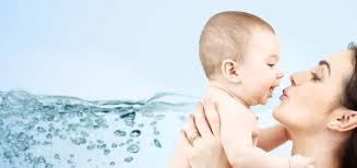 Mujer bañando bebe stok fotoğraflar, telifsiz resimler, görseller