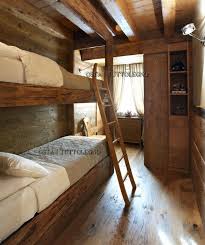 Scopriamo 15 modelli di letti a castello in legno perfetti per gli amanti dello stile rustico che siano alla ricerca di un design particolare ed originale. Letto A Castello Arredamento Di Montagna Arredamento Baita Di Montagna Letti A Castello