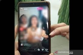 Hots live 870 views2 months ago. Heboh Video Live Instagram Lepas Kutang Siswi Sma Pulpis Bikin Status Dibawa Santuy Aja Indozone Id