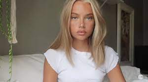 Last updated march 23, 2021. Emma Ellingsen Ellingsen Emma Naturlocken Ellingsen Emma Naturlocken Champagne Blonde Hair Hair Beauty Hair Styles