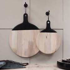 Planche A Decouper En Manguier Naturel Et Noir Lien Cuir Kinuku Nkuku Decoclico Planche A Decouper Planche A Decouper Bois Decorations Murales Maison