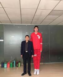 He played for the shanghai sharks of the chinese basketball association (cba). 13 Year Old Girl Is 2 26 Meters Tall And Tied With Yao Ming Father Is 2 13 Meters And Mother Is A Former National Player Yqqlm