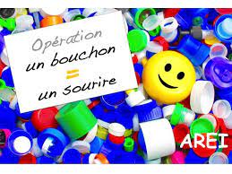 Les associations comme les bouchons d'amour ou encore handi cap prévention collectent les bouchons en plastique pour obtenir des fonds et permettre ainsi l'acquisition de matériel pour handicapés (fauteuils roulants. Vos Bouchons En Plastique Pour Aider Le Handicap Avec L Arei Poitou Charentes Operation 1 Bouchon 1 Sourire Dgi Le Blog