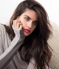 Certains pourtant éclaireront tout particulièrement votre minois comme le rouge orangé ou un coloris plus soutenu comme le rouge coquelicot et le fuchsia qui illumineront votre visage. 1001 Conseils Pour Trouver La Couleur De Cheveux Pour Yeux Vert Parfaite