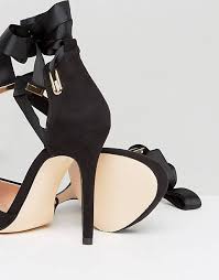 Dieser stiefel wird mit schnürung geschlossen. Coco Wren High Heels Mit Schnurung Am Bein Asos