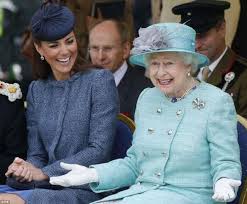 Il duca di edimburgo nel 2015 a francoforte. 6 Reasons The Queen Is More Fun Than You Think She Is Regina Elisabetta Duchessa Kate Regina D Inghilterra