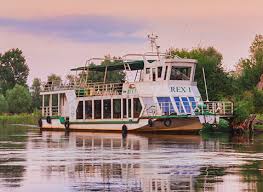 Un loc in camera dubla pe hotelul plutitor in delta dunarii, pensiune completa, apa plata, taxa de intrare in delta dunarii, excursii. Alege O Croaziera Hotel Plutitor Delta Dunarii Superba