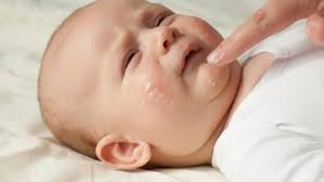 Mama perlu melakukan cara berikut untuk mengatasi eczema pada bayi. 6 Obat Alami Untuk Mengatasi Eksem Bayi