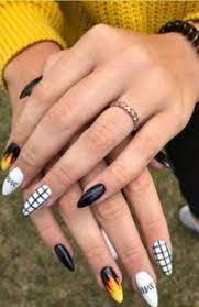 Atrévete a llevar diseños de uñas que están marcando tendencia en el 2020 ¡echa un vistazo y seguro que más de una te va a encantar! Una Negra Con Fuego Y Blanca Con Rayas Disenos De Unas Mate Disenos De Unas Disenos De Unas
