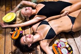 Show us how you #experiencemiamibeach www.memorialdaymb.com. Schone Sexy Slim Fit Tan Frau Hering Sonnenbad Auf Grossen Weissen Kissen Am Miami Beach Entspannt Und Geniessen Sie Ihren Urlaub Tragen Neon Bikini Und Trend Sonnenbrille Kostenlose Foto