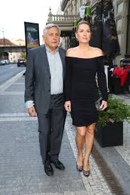 Takhle to aspoň praktikuje vdova po režisérovi jiřím menzelovi, producentka olga menzelová (43). Laska Kvete V Kazdem Veku Kdyz Si Starsi Panove Berou Mlade Zeny Zena Cz Magazin Pro Zeny
