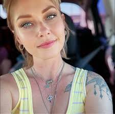 Abi Cummings's Instagram, Twitter & Facebook