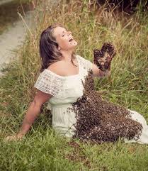 Esta Mujer Embarazada Posa Con Mas De 20 Mil Abejas Para Sesion De Fotos Ultimas Noticias De La Actualidad Noticias Virales Mott