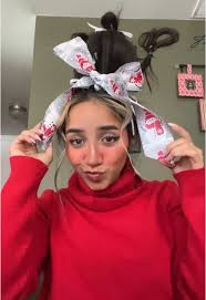 Someone please turn your whole family into whos 🎄 #christmasmakeup  #winteroutfitideas #whoville #michigan