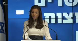 נולדה בשם עומר שיינה גילינסקי בתל אביב, למשפחה חילונית. P6fk10vtpxy6zm