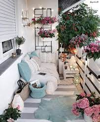 Terrazzo Arredamento Esterno Divano Pallet Vasi Tappeto Vasi Fiori Ringhiera Idee Di Interior Design Soggiorno Balconi Piccoli Design Di Balcone