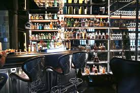 On Verifie 2 Fois Avant D Entrer Ici Pas D Enseigne Juste Une Plaque Ronde Avec Un Saint Germain Bar A Whisky Sortir A Paris