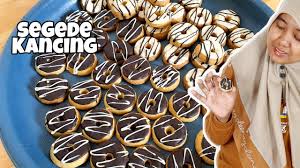 Donat siap untuk disajikan dan memanjakan lidah anda bersama keluarga. Kue Kering Donat 3 Bahan Cara Hias Kue Donat Tips Lelehkan Coklat Youtube