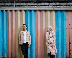 Foto rumah panggung bugis makassar dengan dinding warna hijau. 6 Fakta Menarik Tradisi Pernikahan Adat Bugis Sudah Tahu Belum