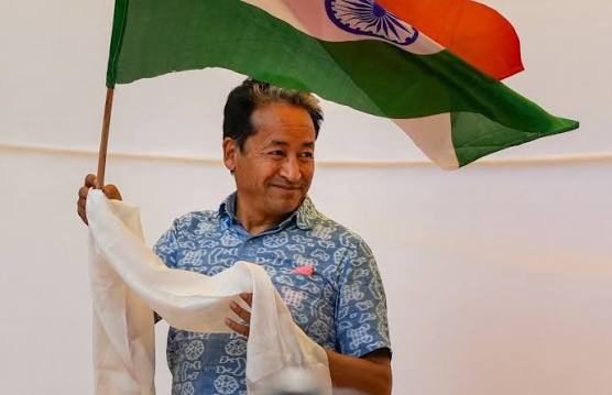 ETV Telangana | CJP protests continue in Delhi. Social activist Sonam  Wangchuk interacting with Abhijit Dipke. #cjpprotest #jantarmantar  #SonamWangchuk... | Instagram