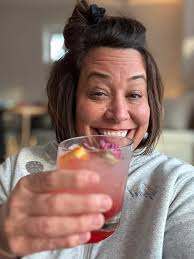 Cheers to my first full week in our new home! I'm going to post this  cocktail this week! It's a good one for Easter! I will link the edible  flowers below cause