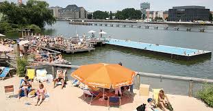 Badeschiff In Summer And Winter The Most Awesome Floating Pool In The Middle Of The Spree Stadtstrand Berlin Spree Strandbar