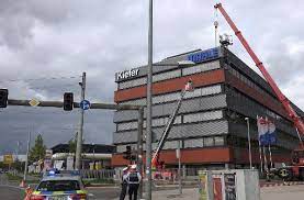 Laut polizei kam ein arbeiter ums leben. Unwetter In Stuttgart Gerust Droht Auf Strasse Zu Kippen Stuttgart Stuttgarter Zeitung