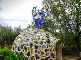 Tarot garten dies ist der esoterische skulpturengarten von niki de saint phalle, der auf den tarot karten basiert und sich in der toskana ( capalbio) in italien befindet. Tarot Garten Von Niki De Saint Phalle Uberwaltigend Voller Farben Spiegel Passenger On Earth