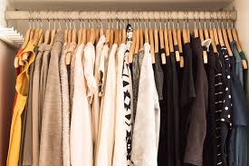 Das fenster die wand der keller das dach die treppe die wohnungstür.ergänzen sie den bestimmten artikel im akkusativ. Minimalistische Garderobe Kleiderschrank Ausmisten Ricemilkmaid