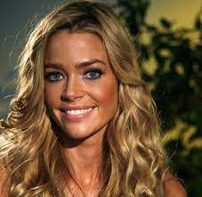 Film and tv star, denise richards, was born in downers grove, illinois and moved to california as a teenager after her father grew tired of the cold illinois winters. Auftritt In Einer Kuppel Show Denise Richards Verkuppelt Ihren Vater Welt