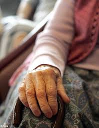 Après avoir donné naissance par césarienne sa fille de 2,56 gr, tian est devenue la plus vieille maman du tian vient donc de battre le record de 1997, de la femme la plus vieille à avoir accouché d'un enfant et. La Plus Vieille Femme Du Monde Aurait 130 Ans Elle