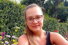 2 tiene una hermana mayor y un hermano menor. Adela Kratenova Nottingham Trent University