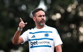 "Inimigos já temos muitos"; afirma Artur Jorge em vitória do Cruzeiro
