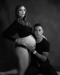 La brasileña aumentó su fama a través de redes sociales, donde muchos la siguen y se deleitan con su gusto por la moda. Daniela Colett Revelo Detalles Del Nacimiento De Su Tercera Hija Junto A Eduardo Vargas M360 Cl