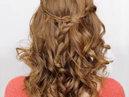 Hier gibt es einen passenden überblick mit den besten tipps.frisur mit locken. Flecht Und Hochsteckfrisuren Fur Locken Nivea