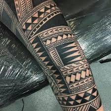 Armband tattoos have been used for centuries on the polynesian islands, and because of the exploration that went on in the seventeenth century, the idea was brought to europe around that time. 125 Tribal Tatowierungen Fur Den Mann Und Seine Bedeutung