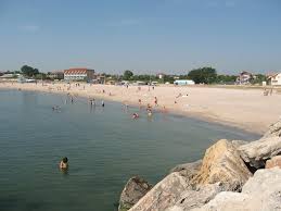 Iti recomand si plaja micul golf din 2 mai alaturi de restaurantul pescaresc, este un loc magic si fermecator. Plaja 2 Mai Mapio Net