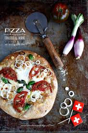 Gusto e salute per un alimento che non dovrebbe mai mancare. Pizza Integrale Con Lievito Madre Gruyere Stracchino Pomodoro Nero E Cipolla Di Tropea Gabila Gerardi