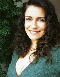 Vilã de 'Verão 90' relembra dramas que já viveu e entrega: "A arte veio  como uma forma de superação"